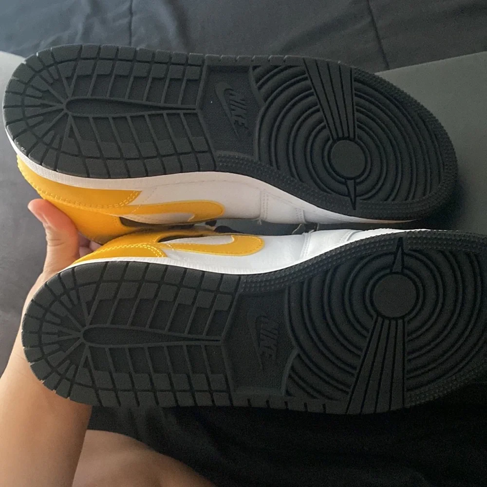 Nike Air Jordan 1 Mid University Gold
